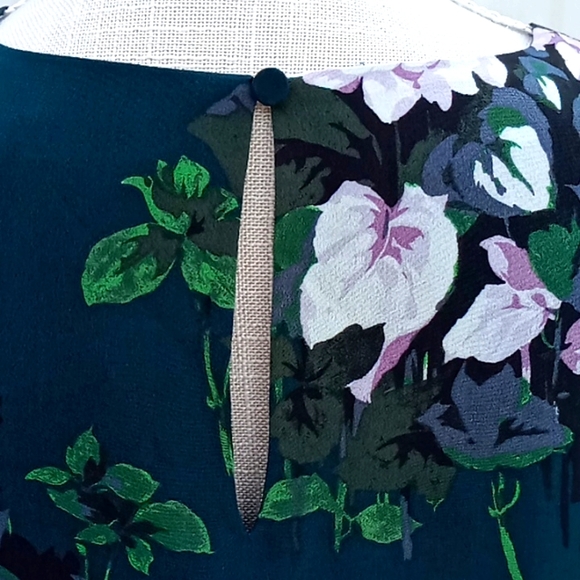 Club Monaco Sinai Dress 100% Silk Size 8 Forest Green Dahlia Pattern Bell Sleeve - Picture 4 of 16